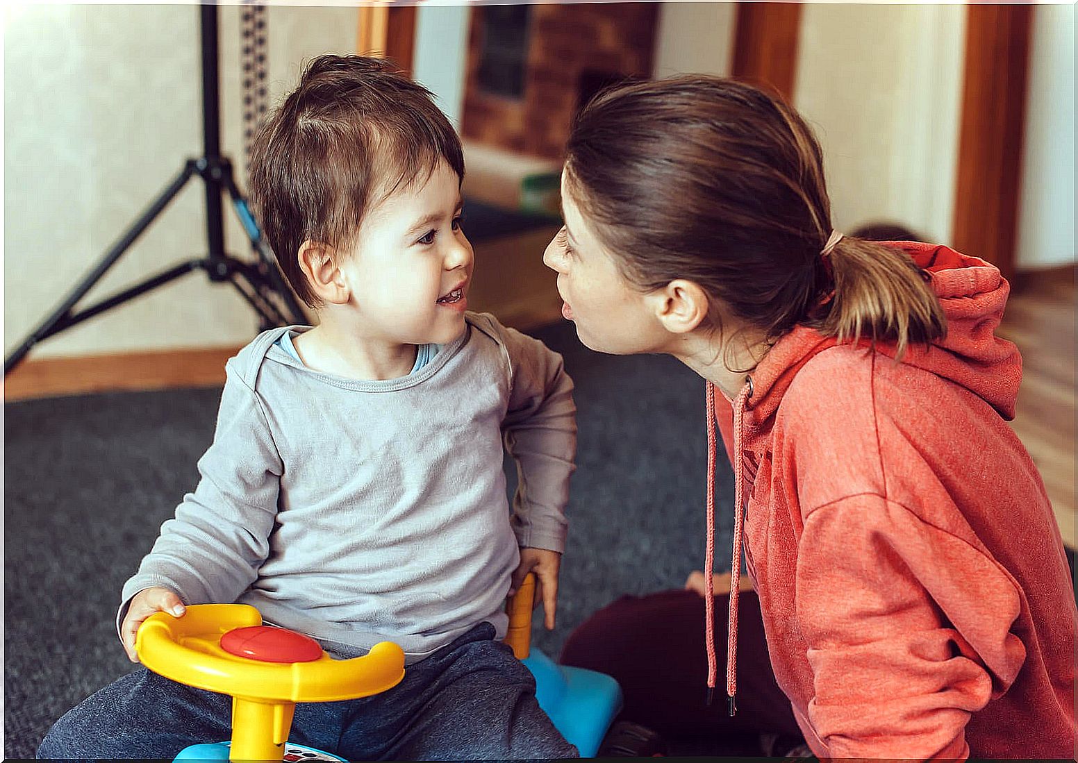 Mother using techniques to talk about strangers to a child with her child.