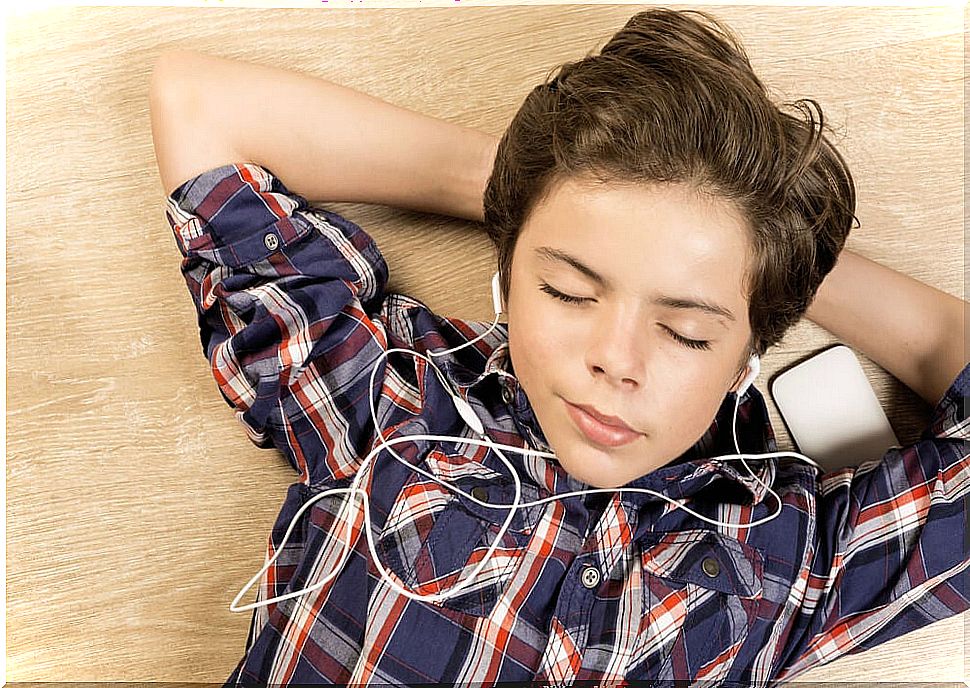 Child listening to music to face quarantine.