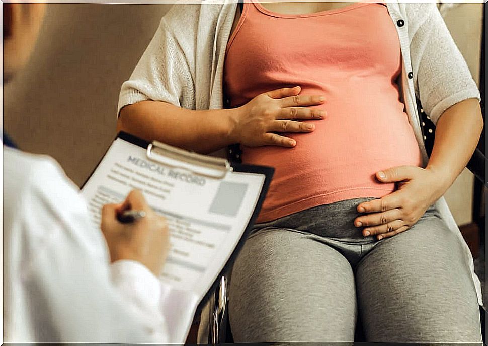 Woman at the doctor's office asking for a dietary treatment for ramps in pregnancy.