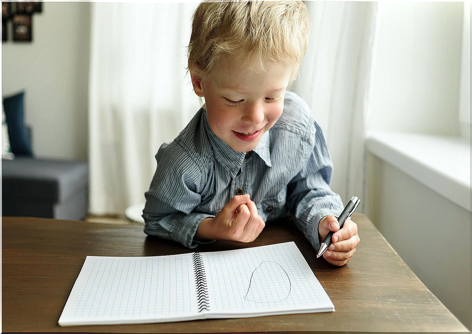 Child writing with the left hand.