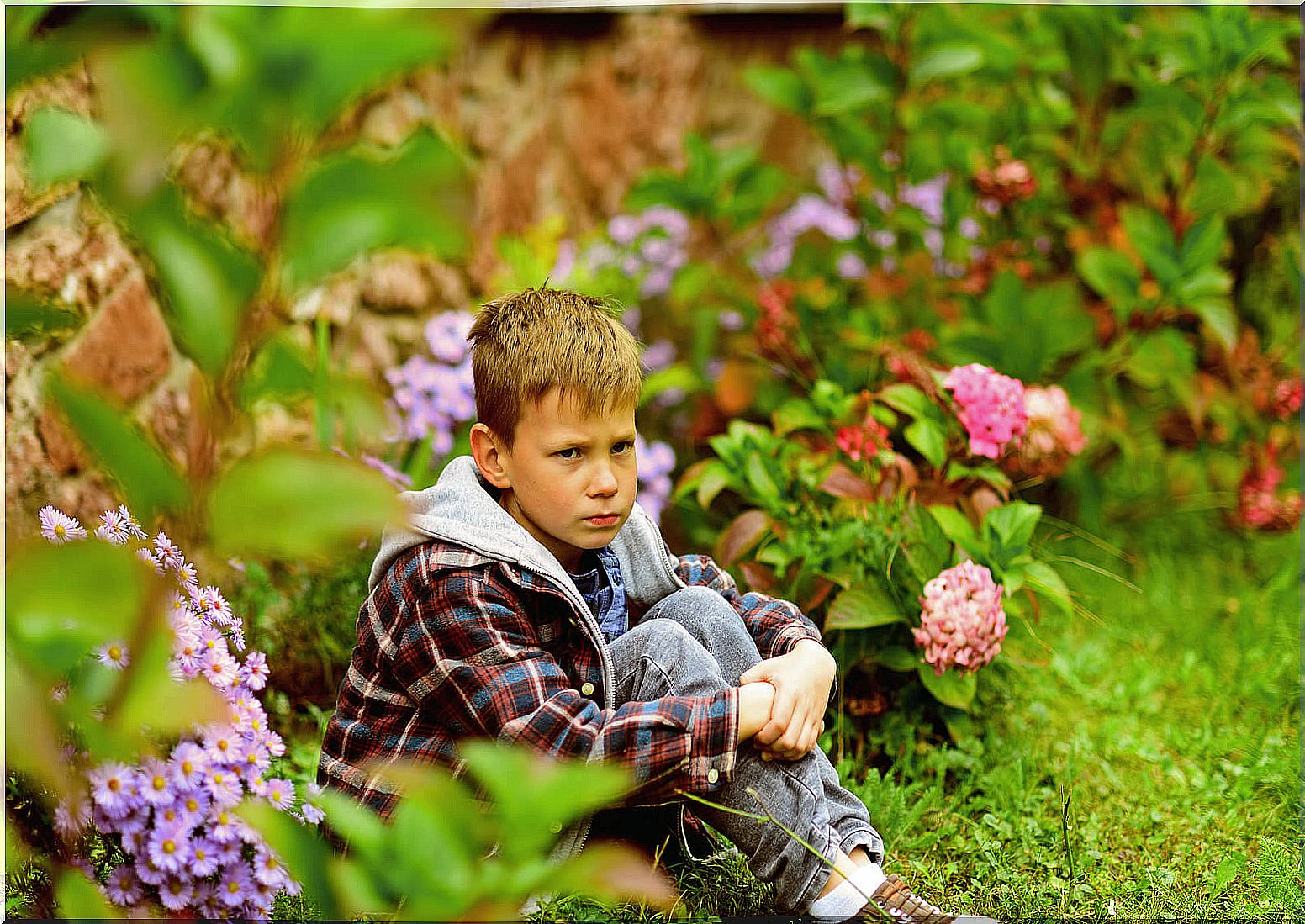 Boy angry because his parents try to prevent him from insulting.