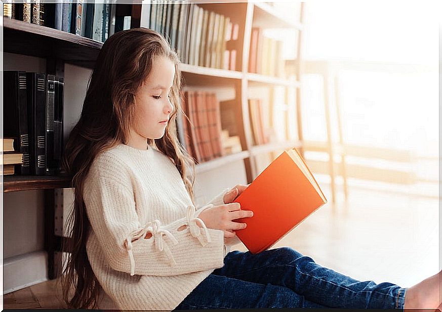 Girl reading a story from the Pi collection of La Guarida Ediciones.