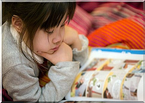 Girl reading the Superpatata comic.