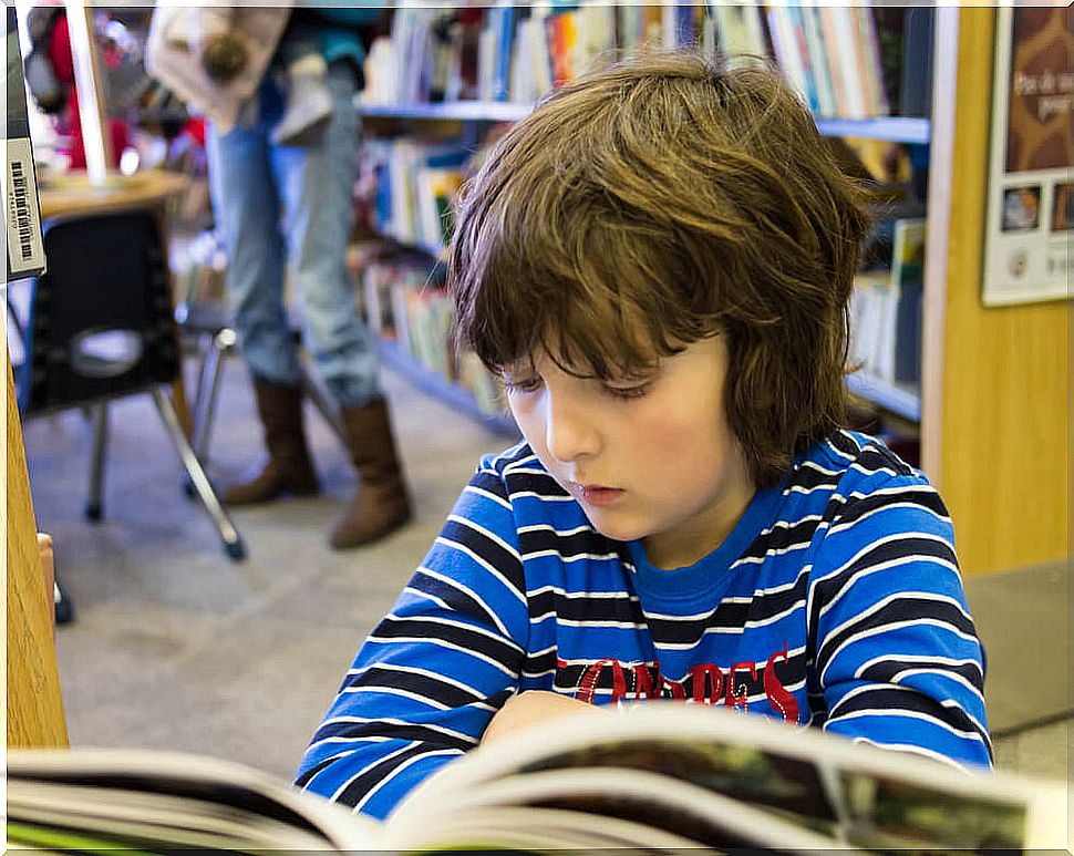 Boy reading one of the Superpatata comics.