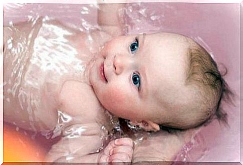 The bath, a relaxing sweet for the baby