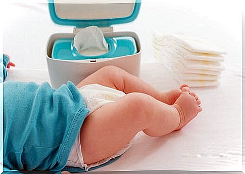 One of the main signs that it is time to change the baby's diaper size is that it cannot 'stand' the child's waste. 